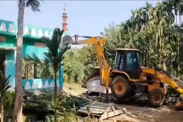 Hindistanın Assam ştatında yüzlərlə müsəlmanın evləri dağıdılıb