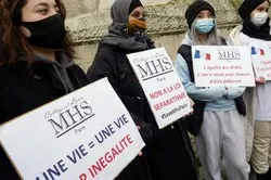 La France condamne l’interdiction du foulard