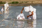 مراسم غسل تعمید منداییان در کنار رودخانه کارون