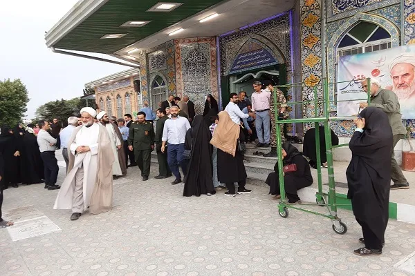 بدرقه دوچرخه سوار بابلسری که به سوی حرم حضرت معصومه(س) رکاب می زند