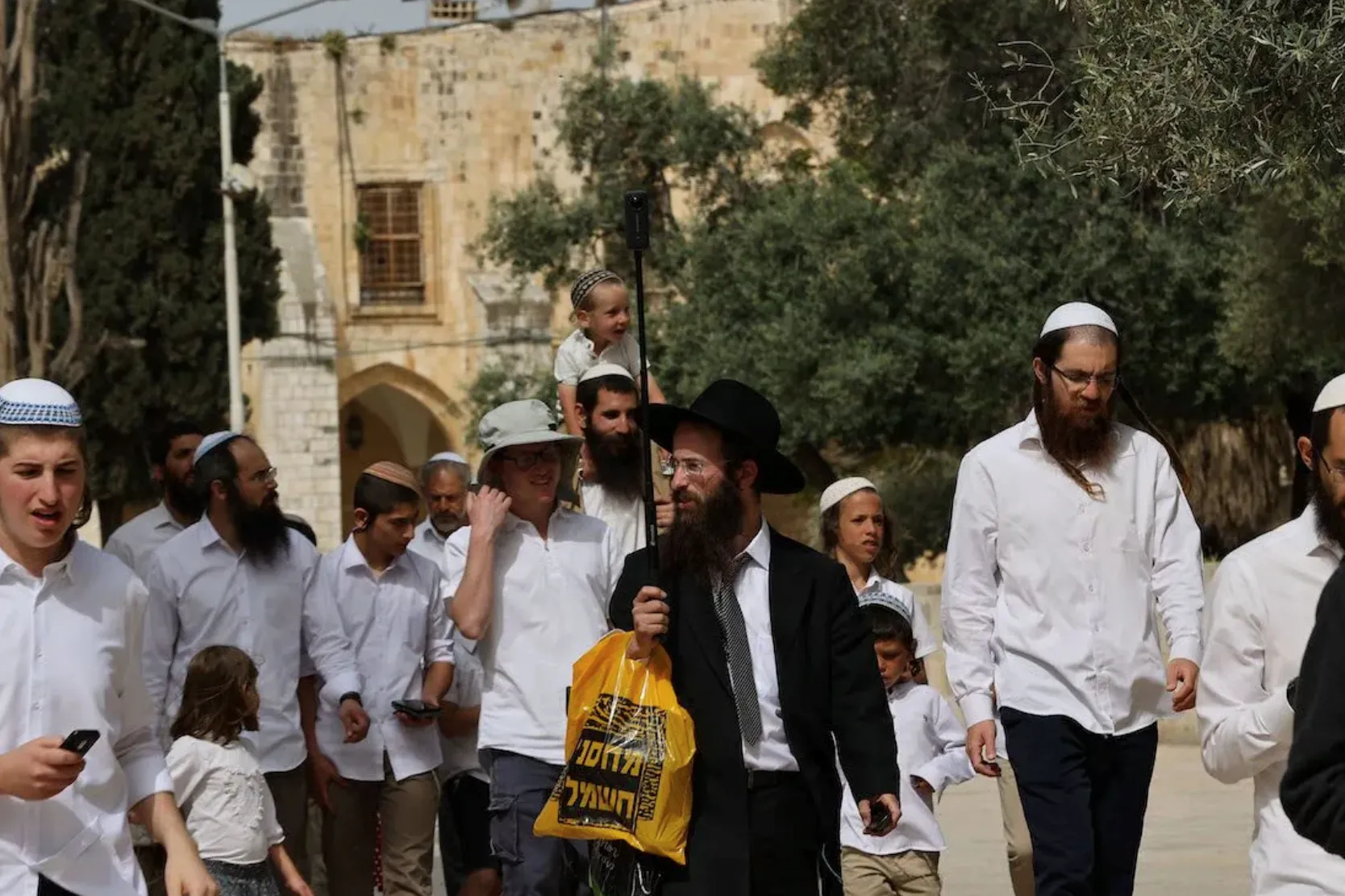 Per la prima nella storia, coloni israeliani invadono al-Aqsa attraverso la Porta dei Leoni