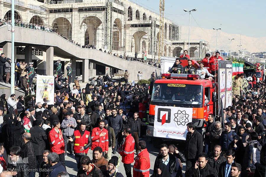 Funeral de los bomberos mártires de la tragedia del edificio Plasco en Teherán