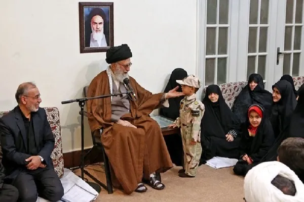 د اسلامی انقلاب له معظم رهبر سره د حرم د مدافعو شهیدانو د کورنیو لیده کاته