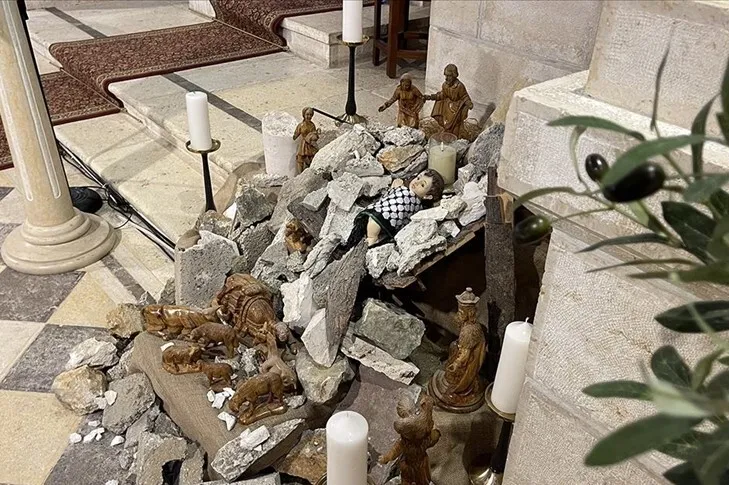 Filistin’de bir kilise Gazze’deki saldırılar nedeniyle bu seneki Noel ağacını “enkazdan” yaptı