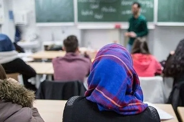 Belçika'da başörtüsü yasaklarını destekleyen karar aktivistleri harekete geçirdi