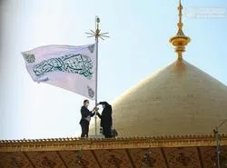 Itinaas ang Espesyal na Bandila sa Simboryo ng Dambana ng Najaf Bago ang Kaarawan ng Imam Ali (AS)