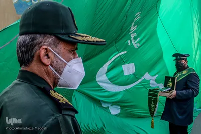 اهتزاز پرچم متبرک به نام امام حسین(ع) در بین‌الحرمین شیراز‎‎