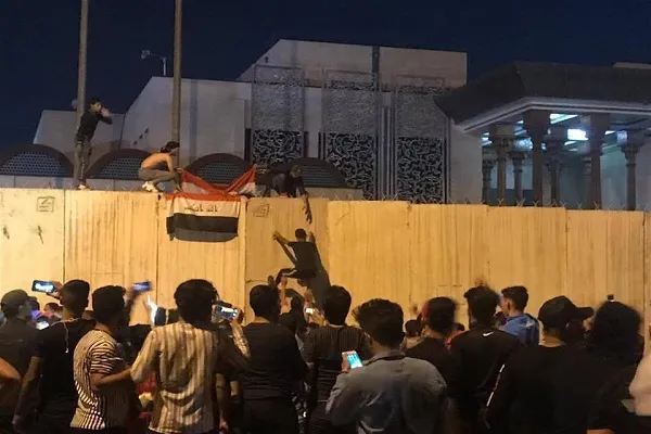مجهولون يقتحمون القنصلية الايرانية في کربلاء والأجهزة الأمنية تردّ
  