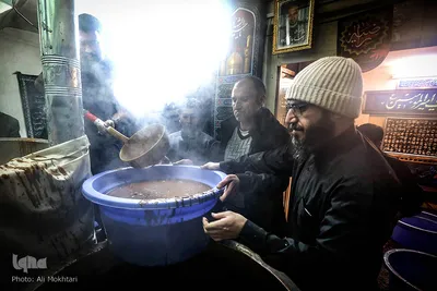 سمنو به تشت های بزرگ انتقال داده می شود تا در ظرف های کوچک ریخته شود.