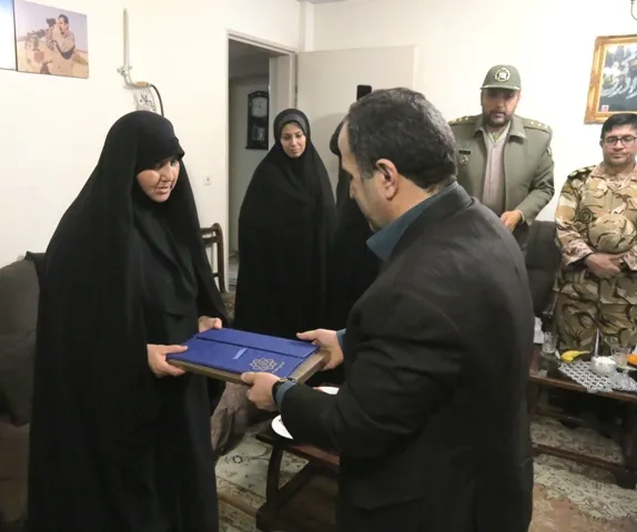 تجلیل شهردار منطقه 13 از خانواده جانباز شهید دودانگه و جانباز 50 درصد
