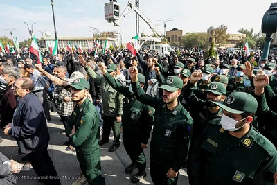 حضور حماسی همدانی‌ها در تشییع پیکر مطهر «احسان مرادی» شهید حرم شاهچراغ