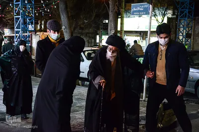 اهالی محل هنگام هنگام خروج ایشان از مسجد احوالپرسی میکنند و تا ماشین ایشان را همراهی می کنند