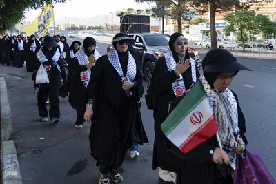 کاروان دانشگاهیان استان البرز پای پیاده در راه تشییع رهبر شهید