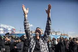 تجمع خودجوش مردم عزادار تهران در میدان انقلاب
