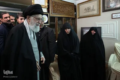 حضور رهبر معظم انقلاب در منزل سردار شهید سپهبد سلیمانی