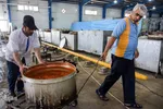پخت غذا برای سیل‌زدگان خوزستانی توسط مواکب خمینی‌شهر