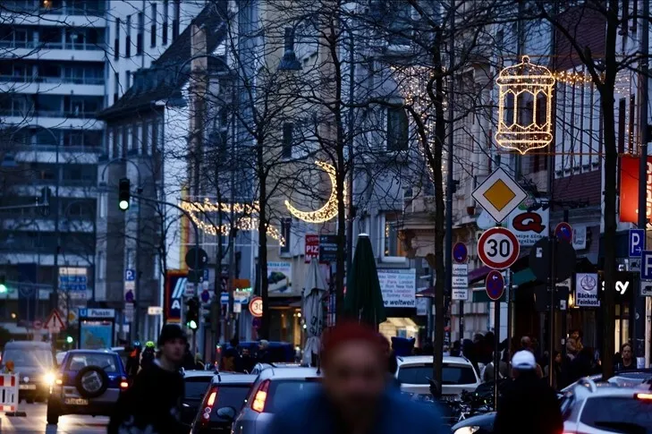 Almanya’nın Köln kentinde bir cadde Ramazana özel aydınlatıldı