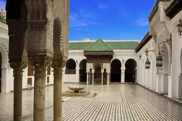 Où se trouve la plus ancienne université du monde ?