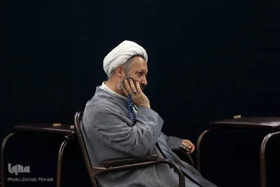 کرسی تلاوت و تدبر در قرآن کریم در مسجد دانشگاه تهران