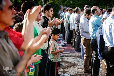 اقامه نماز عیدسعید فطر در امام زادگان پنج تن(ع) لویزان