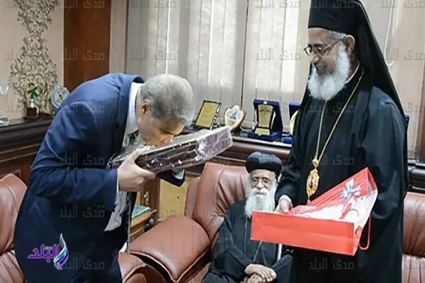 مصر: وفد قبطي يقدم المصحف هدية لمحافظ المنيا الجديد + صور