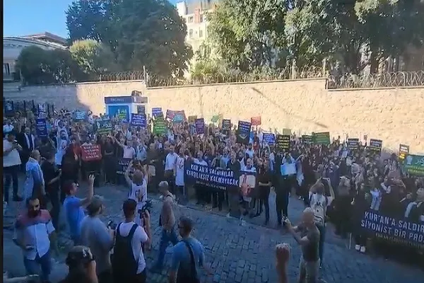 İsveçin İstanbuldakı konsulluğu qarşısında Quran yandırılmasına qarşı kütləvi aksiya keçirilib