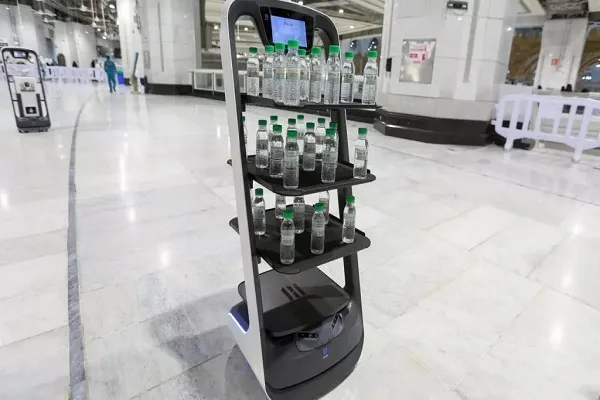 Из-за пандемии в хадже воду Замзам будут раздавать роботы