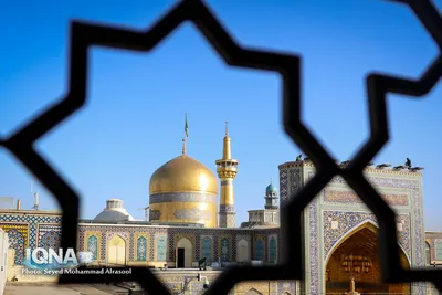تعویض پرچم گنبد رضوی همزمان با آغاز ماه ربیع‌الاول
