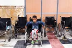 کودک مبتلا به سرطان در حال بازی با ویلچرهای حرم است