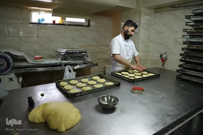 پخت نان و شیرینی افطار در تبریز‎‎
