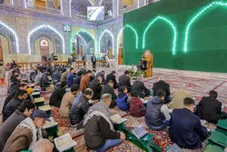Schüler der Ashab Al-Kisaa Koranschule im Hof der Heiligen Abbasitischen Stätte