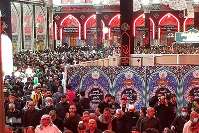 زائرین اربعین حسینی در حرم حضرت عباس(ع)