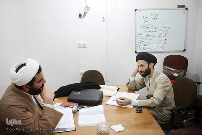 دارالتحقیق ۱۰ اتاق تحقیق و مشاوره در درون مخزن دارد؛ برای راهنمایی افرادی که در فهم منابع دسته اول دچار اشکال می‌شوند، مشاوران و راهنمایانی در اتاق‌های مشاوره حضور دارند که افراد را در فهم بهتر موضوعات و مباحث کمک می‌کنند.