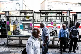چسباندن غیر مجاز پوسترهای تبلیغاتی بر روی ایستگاه های اتوبوس شرکت واحد