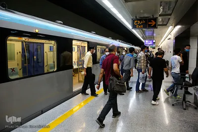 قطار شهری مشهد در روزهای «ماسک اجباری»
