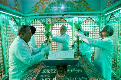 مراسم غبارروبی و محفل انس با قرآن در آستان امامزاده صالح (ع)
