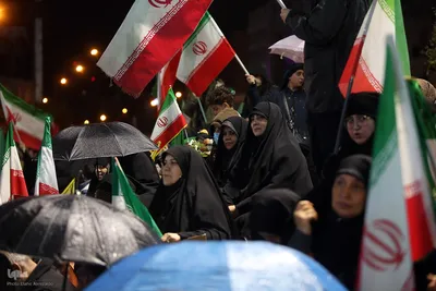 پای کار انقلاب