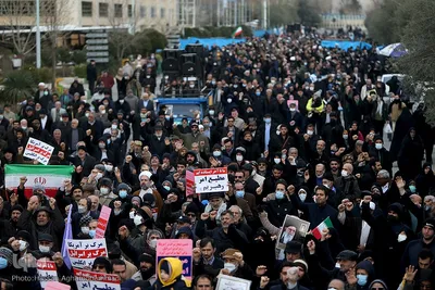 راهپیمایی نمازگزاران تهرانی در محکومیت اهانت نشریه فرانسوی به ساحت شریف مرجعیت