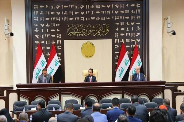 برلمانيون عراقيون يهتفون داخل قبة البرلمان 