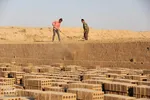 اینجا نان کسی آجر نمی‌شود، اینجا آجرها نان می‌شوند