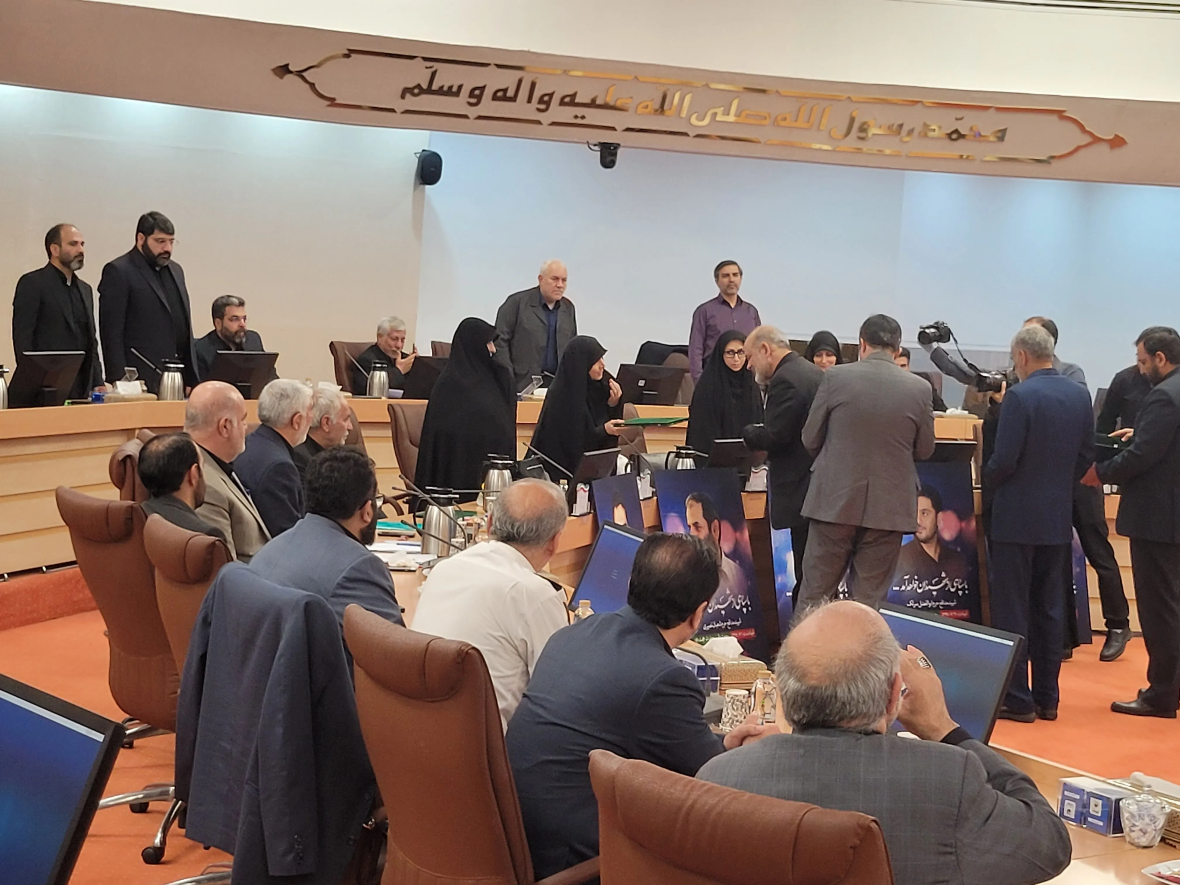 تجلیل وزیر کشور از خانواده شهدای مدافع حرم و امنیت