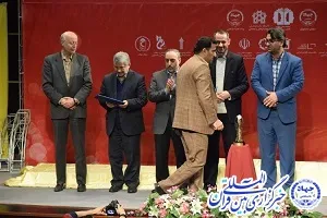 تقدیر از معاون فرهنگی جهاد دانشگاهی چهارمحال و بختیاری در اختتامیه مسابقات ملی مناظره