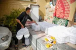 طبخ و توزیع نذورات حرم شاهچراغ(ع) در میان مناطق زلزله‌زده خان‌زنیان شیراز
