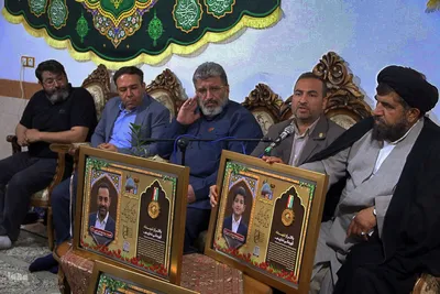 اهدا قاب مدال کنگره ملی شهدای فارس به خانواده شهیدان نبی زاده
