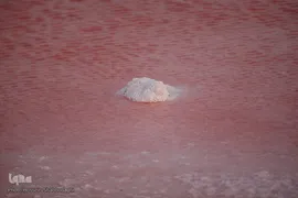 دریاچه حوض سلطان به رنگ سرخ