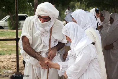 مراسم غسل تعمید منداییان در کنار رودخانه کارون