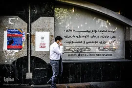 چسباندن غیر مجاز پوسترهای تبلیغاتی بر روی دیوار های عمومی شهر تهران که چهره معابر شهری را زشت کرده است