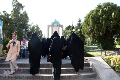 بازدید شرکت کنندگان مسابقات قرآن دانش آموزی از آرامگاه بوعلی سینا
