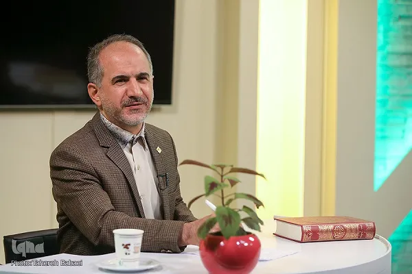 روش‌های تدبر در قرآن | باور به «الحمد‌لله» تملق و ستایش غیر را نمی‌پذیرد + فیلم