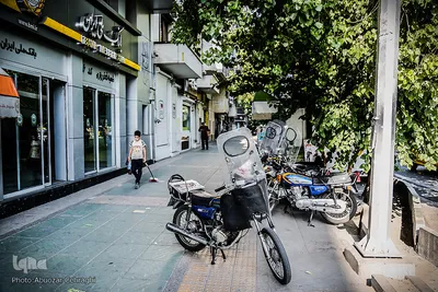 پارک غیر مجاز موتور سیکلت ها در پیاده رو 